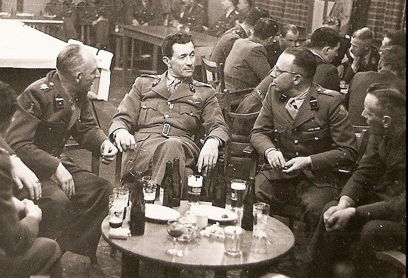 Kolonel Antoni te midden van zijn officieren